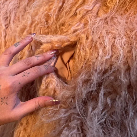 Pink shag, faux fur coat with clasps - Picture 4 of 7